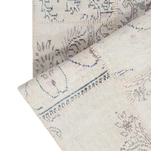 שטיח ראנר בגווני בז' וכחול עשוי צמר למסדרון בעבודת יד עם דפוסים דקורטיביים ואיכות פנומנלית