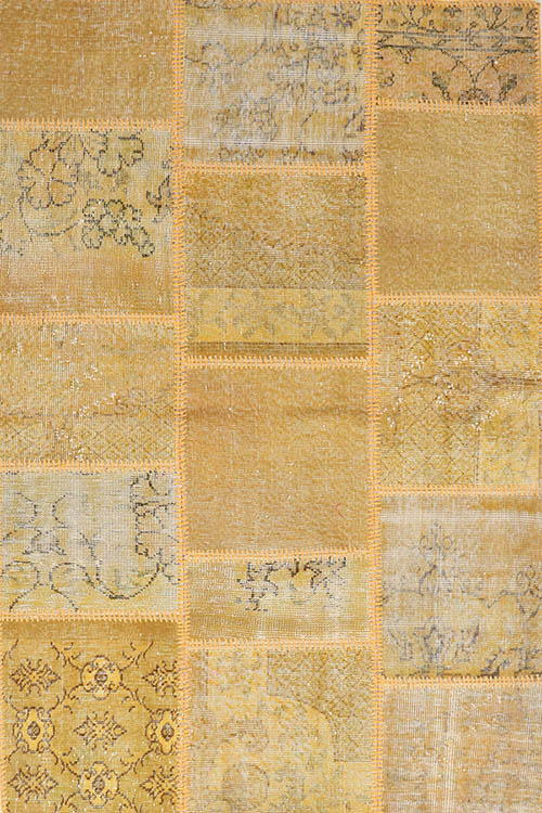 שטיח צלטיקה אותנטי מצמר בצורה מלבנית ובצבע צהוב