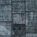 שטיח מלבני בסגנון טלאים מצמר בצבעים שחור ולבן