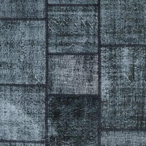 שטיח מלבני בסגנון טלאים מצמר בצבעים שחור ולבן