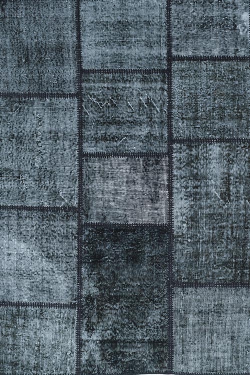 שטיח מלבני בסגנון טלאים מצמר בצבעים שחור ולבן