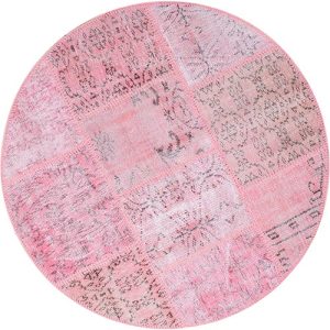 שטיח עגול בגוון ורוד עשוי מצמר בעיצוב פאץ'וורק