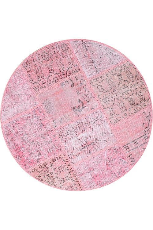 שטיח עגול בגוון ורוד עשוי מצמר בעיצוב פאץ'וורק