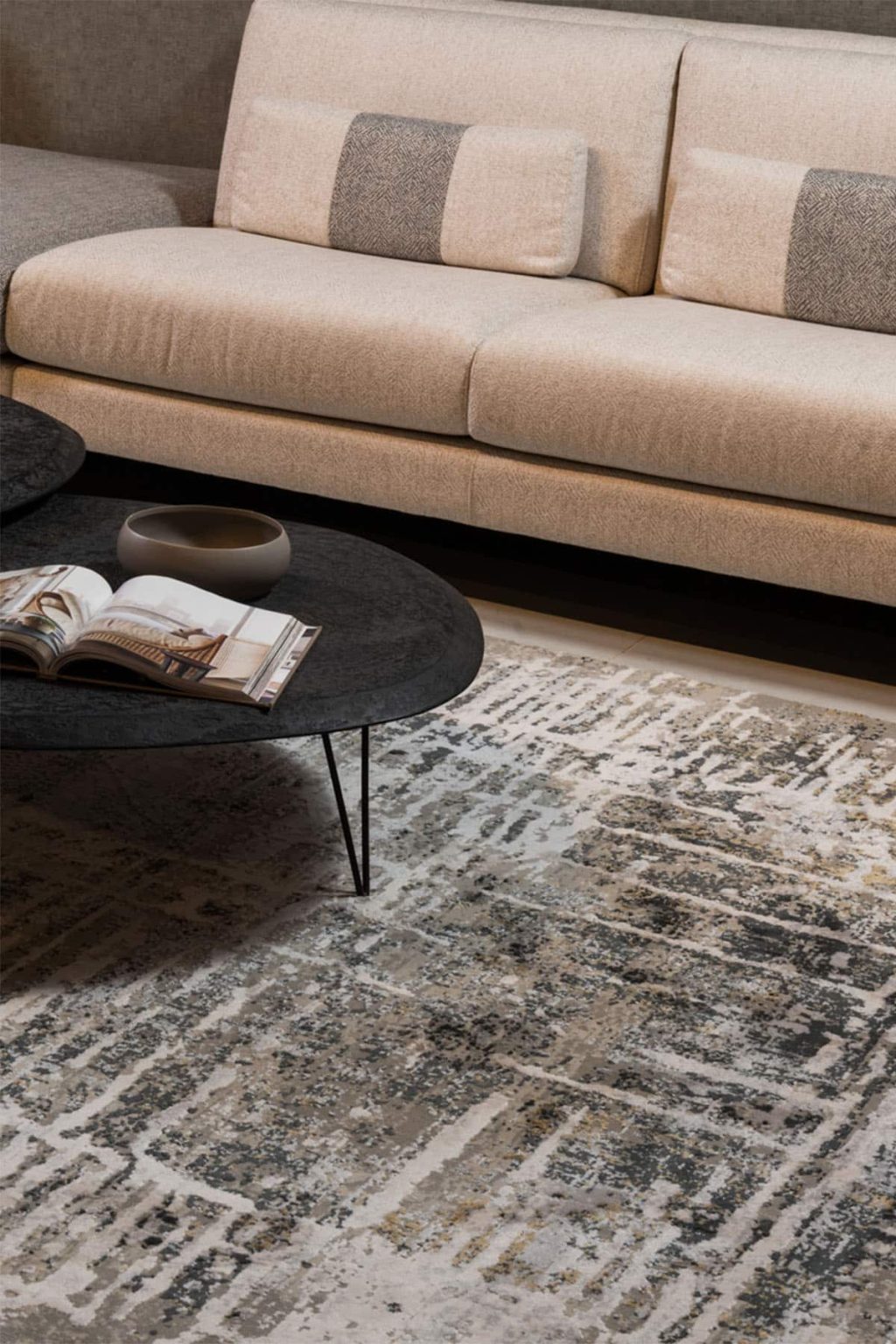 שטיח בצבע אפור לסלון