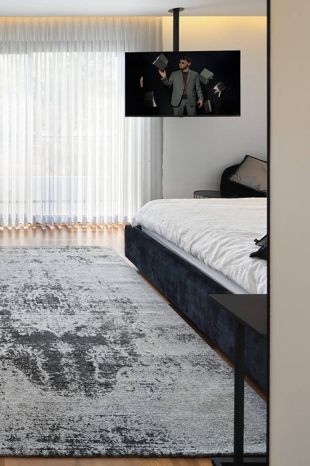 מנילה GRIMA אפור מעצבת רונית שיסמן צלם ערן תורג'מן