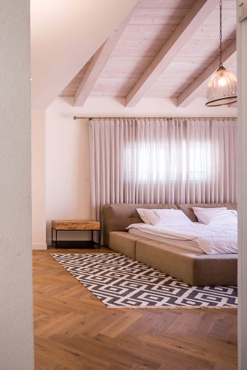 שטיח סופר אינקה חום לבן אדריכל שלומי לוין