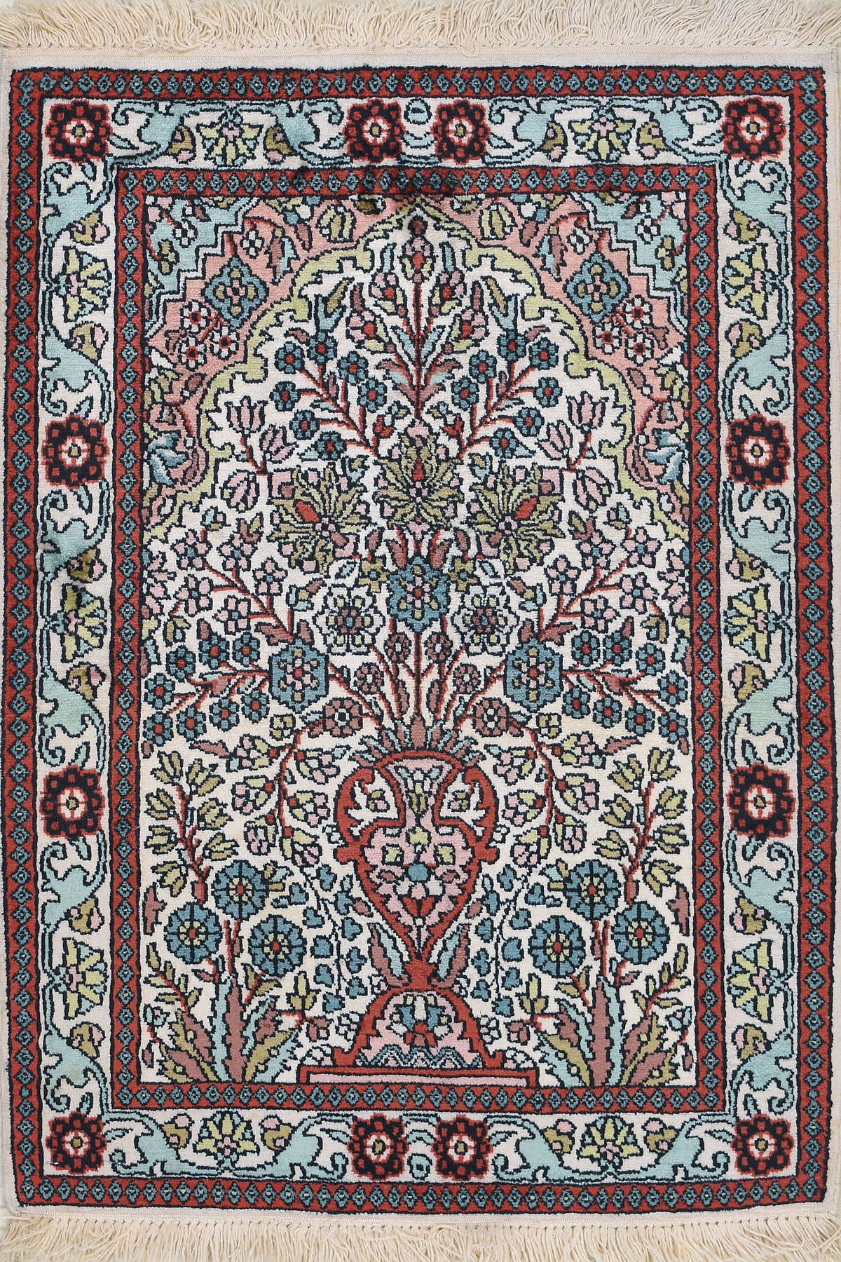 שטיח משי ידני בסגנון כפרי ומלבני עם גוונים צבעוניים