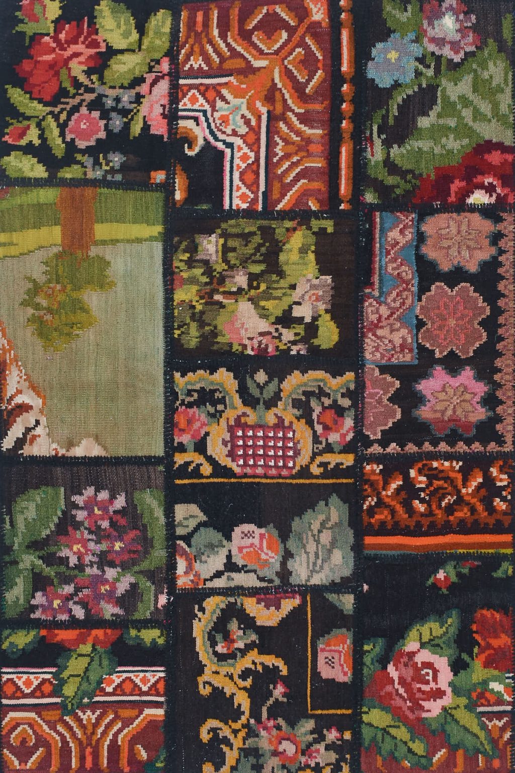 שטיח בסגנון מרשים בצורה מלבנית מצמר צבעוני