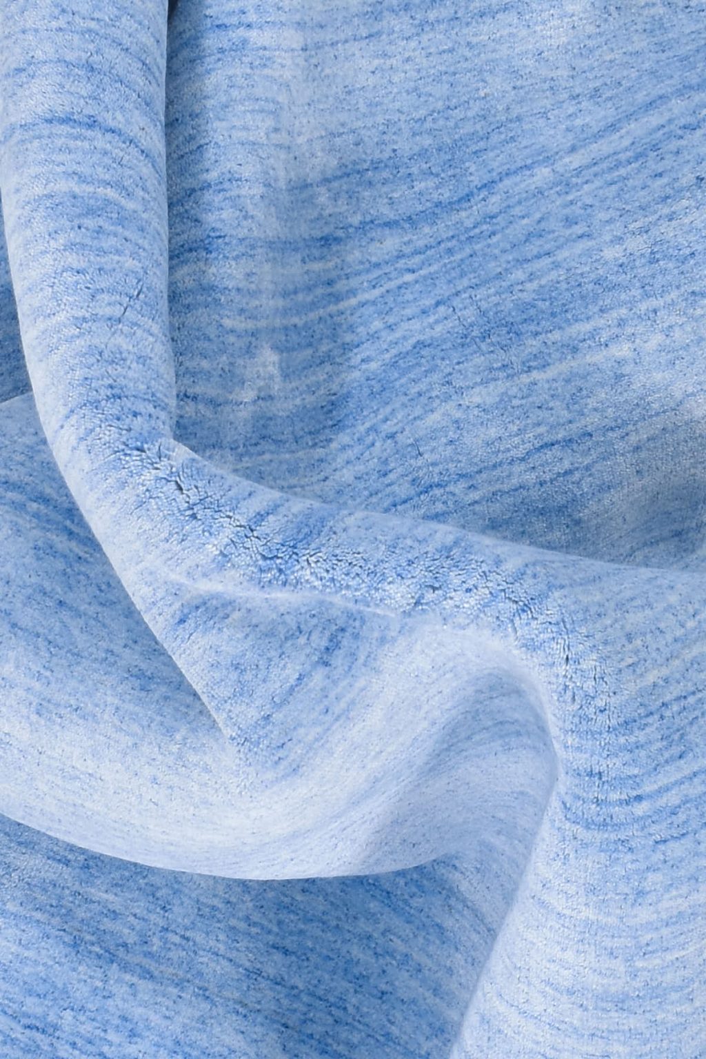 שטיח מודרני מלבני צמר ויסקוזה בגוון תכלת מתאים במיוחד לחדר ילדים ומעניק נוחות למגע