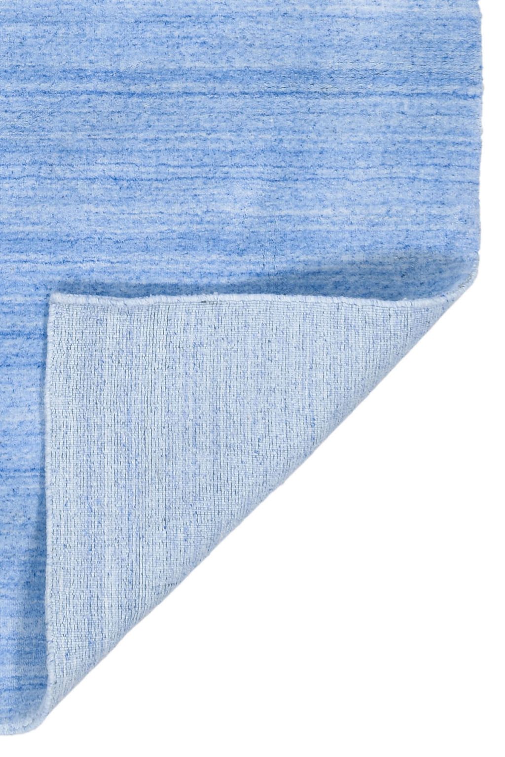 שטיח מודרני מלבני צמר ויסקוזה בגוון תכלת מתאים במיוחד לחדר ילדים ומעניק נוחות למגע