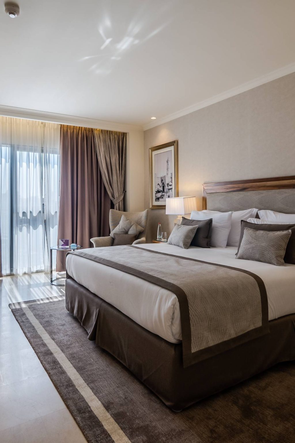 שטיח אנג'לו חום לבן הרברט סמואל אדי שטיינברג