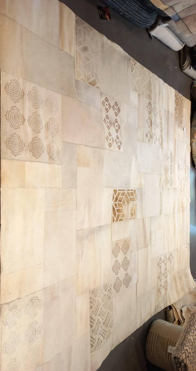 שטיח חום לבן עור פרה 02