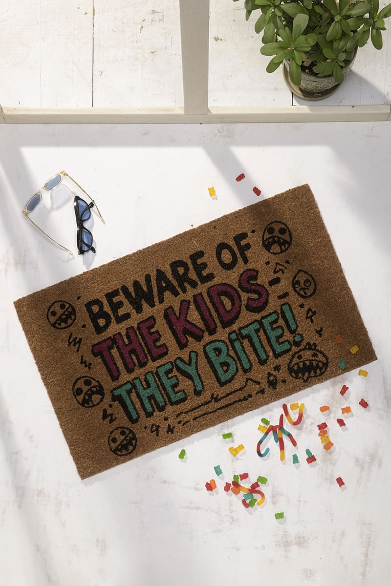 שטיח כניסה ילדים נושכים